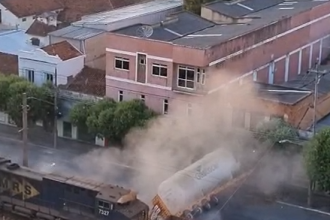 Trem atinge carreta em ferrovia de Paraíba do Sul; veja o vídeo