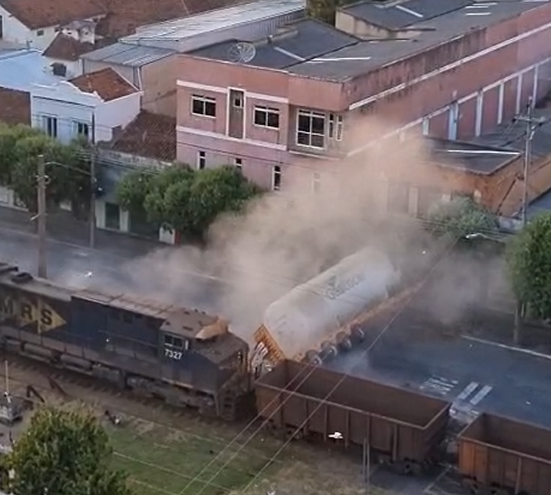 Trem atinge carreta em ferrovia de Paraíba do Sul; veja o vídeo