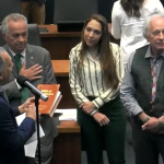 Carlos Macedo abre bíblia na Alerj e presenteia Minc depois de denúncia do deputado sobre culto de policiais