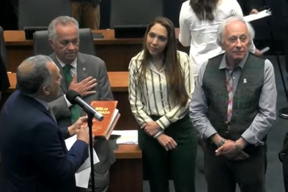 Carlos Macedo abre bíblia na Alerj e presenteia Minc depois de denúncia do deputado sobre culto de policiais