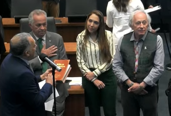 Carlos Macedo abre bíblia na Alerj e presenteia Minc depois de denúncia do deputado sobre culto de policiais