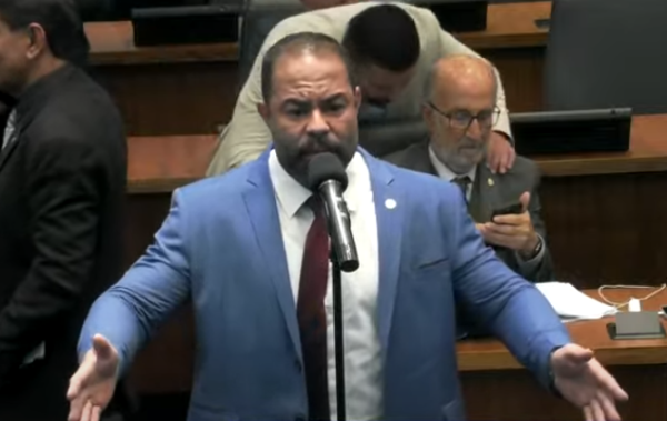 Filippe Poubel rebate queixa-crime de Paes e volta a chamar o prefeito de 'ladrão e vagabundo'