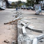 Prefeitura remove estruturas irregulares de estacionamento em calçada no Rio