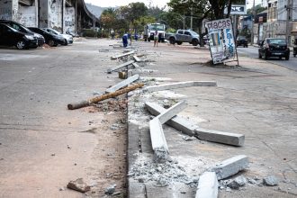 Prefeitura remove estruturas irregulares de estacionamento em calçada no Rio
