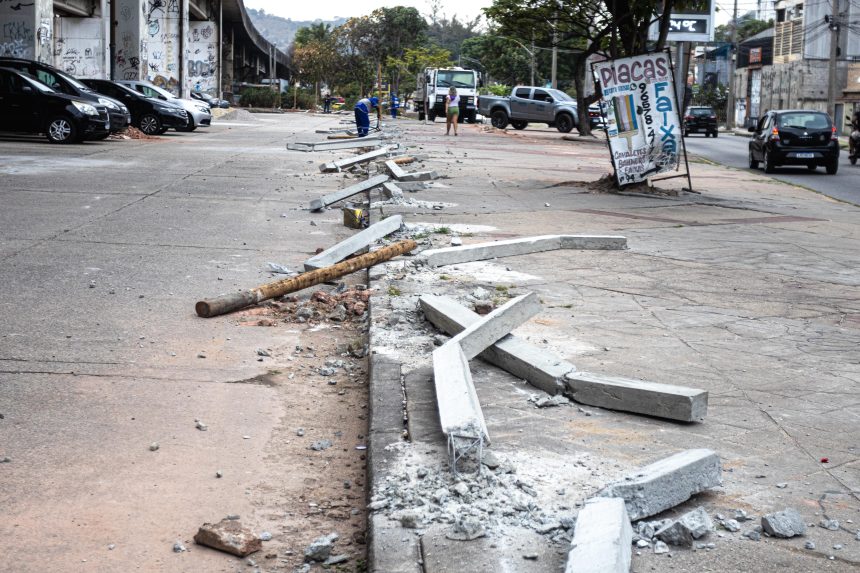 Prefeitura remove estruturas irregulares de estacionamento em calçada no Rio