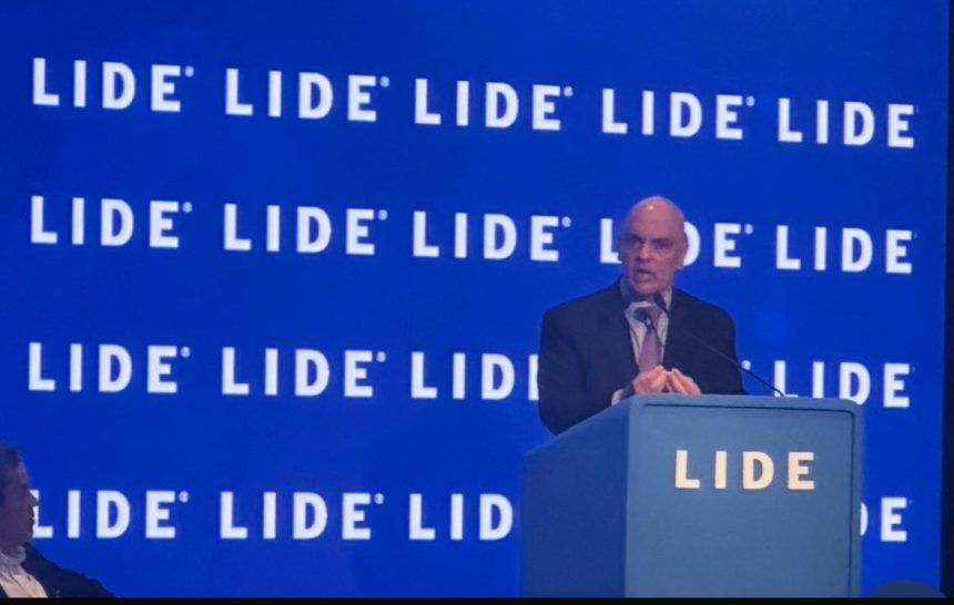 Alexandre de Moraes diz que o Judiciário não pode ser 'vassalo': 'o juiz que não resiste à pressão, que vá fazer outra coisa na vida'