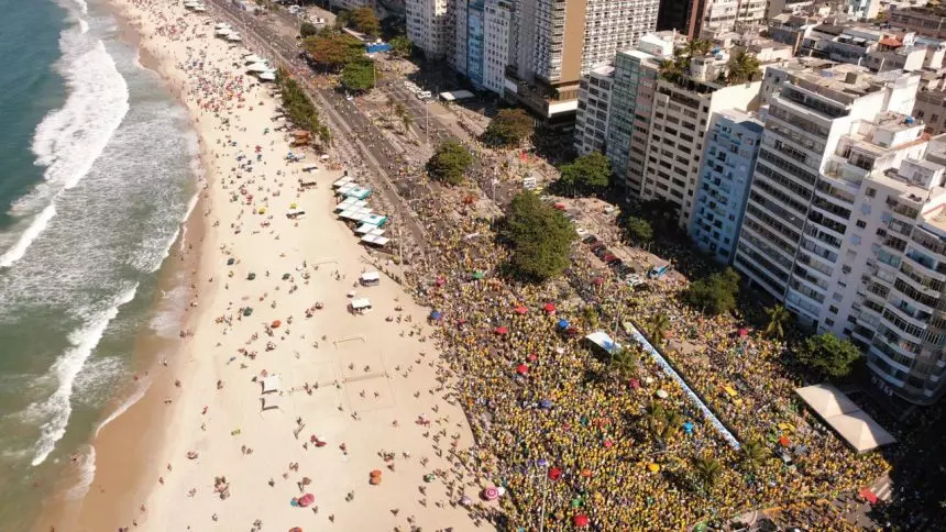 Ato em Copacabana pede Bolsonaro como candidato em 2026 e eleva tom contra Moraes