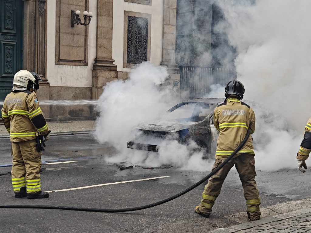 Carro pega fogo e assusta pedestres na Rua Primeiro de Março, no Centro do Rio 65 Imagem do WhatsApp de 2025 08 05 as 09.17.34 375dd714