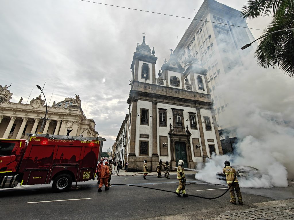 Carro pega fogo e assusta pedestres na Rua Primeiro de Março, no Centro do Rio 64 Imagem do WhatsApp de 2025 08 05 as 09.17.34 dafcd44e