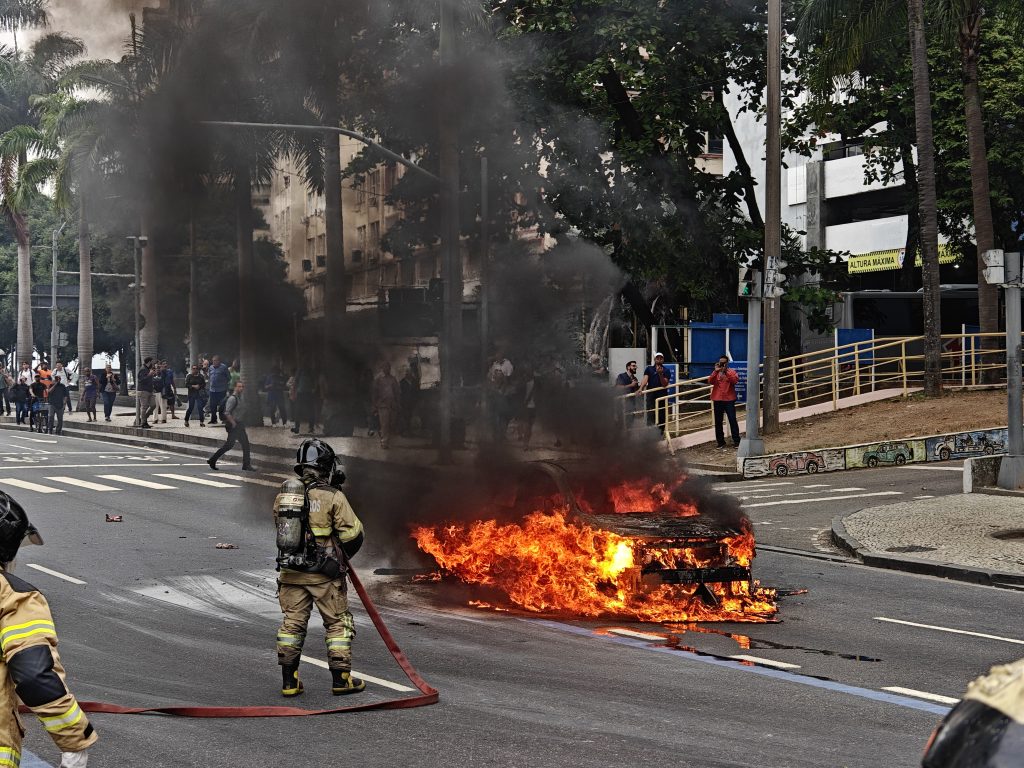 Carro pega fogo e assusta pedestres na Rua Primeiro de Março, no Centro do Rio 62 Imagem do WhatsApp de 2025 08 05 as 09.17.35 36ea0a09
