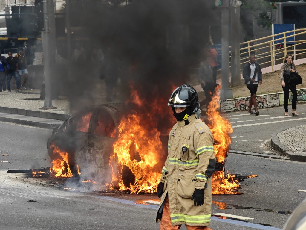 Carro pega fogo e assusta pedestres na Rua Primeiro de Março, no Centro do Rio 63 Imagem do WhatsApp de 2025 08 05 as 09.17.35 c2570f6e