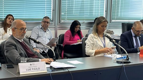 Deputados pedem vistoria em 12 imóveis que o governo do estado pretende vender 48 Deputados pedem vistoria em 12 imóveis previstos para venda em proposta do governo do estado