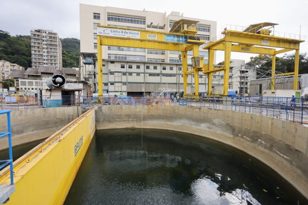 Começa a retirada de água da estação Gávea do metrô 64 Começa a retirada de água da estação Gávea do metrô