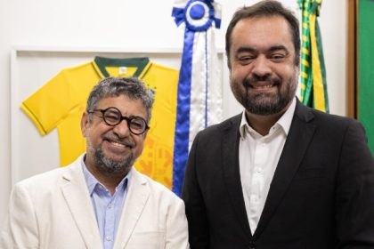 O prefeito de Maricá, Washington Quaquá (PT), e o governador Cláudio Castro (PL), no anúncio de que as obras do Porto de Maricá começam ainda neste semestre: parecer técnico do Inea, no entanto, é pelo indeferimento da licença