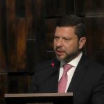 O secretário Nicola Miccione discursa na Alerj, representando o governador Cláudio Castro: sem afagos ao presidente Rodrigo Bacellar