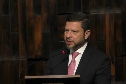O secretário Nicola Miccione discursa na Alerj, representando o governador Cláudio Castro: sem afagos ao presidente Rodrigo Bacellar