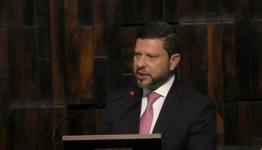 O secretário Nicola Miccione discursa na Alerj, representando o governador Cláudio Castro: sem afagos ao presidente Rodrigo Bacellar