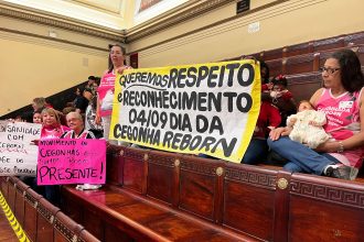 Sob protestos de artesãs, veto de Paes ao Dia da Cegonha Reborn é mantido pela Câmara
