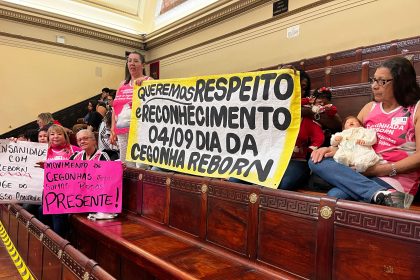 Sob protestos de artesãs, veto de Paes ao Dia da Cegonha Reborn é mantido pela Câmara