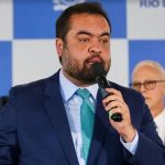 O governador Cláudio Castro (PL) discursa na inauguração das Delegacias Especializadas da Baixada Fluminense: eleições, agora só no ano que vem