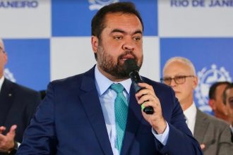 O governador Cláudio Castro (PL) discursa na inauguração das Delegacias Especializadas da Baixada Fluminense: eleições, agora só no ano que vem