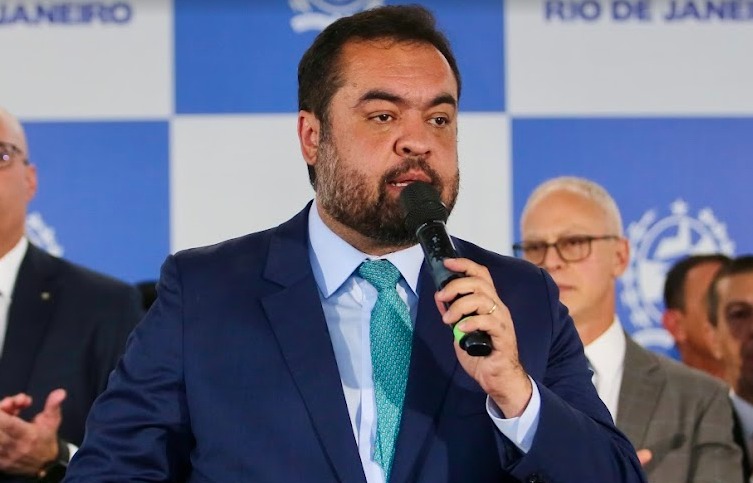 O governador Cláudio Castro (PL) discursa na inauguração das Delegacias Especializadas da Baixada Fluminense: eleições, agora só no ano que vem