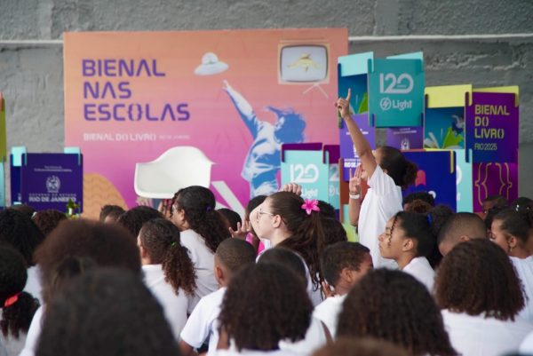 Bienal do Livro leva autores a escolas públicas do Rio e da Baixada