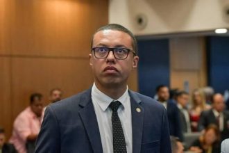 Douglas Gomes, o deputado que propôs um projeto contra o gatonet, recebe ameaças e registra a ocorrência na delegacia