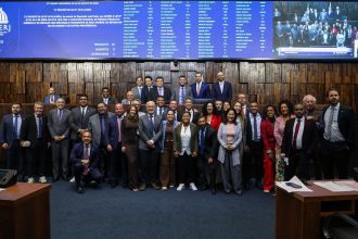 Na Alerj, Bacellar recebe carinho da direita, esquerda e centro