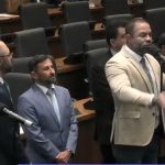 Filippe Poubel (PL) discursa contra o secretário João Pires (embora não cite o nome dele) e é observado por Rodrigo Amorim e outros deputados