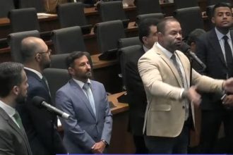Filippe Poubel (PL) discursa contra o secretário João Pires (embora não cite o nome dele) e é observado por Rodrigo Amorim e outros deputados
