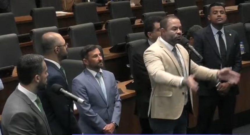 Filippe Poubel (PL) discursa contra o secretário João Pires (embora não cite o nome dele) e é observado por Rodrigo Amorim e outros deputados