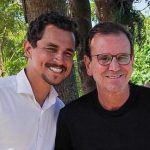 O vereador Salvino Oliveira convenceu o prefeito Eduardo Paes que é melhor ele continuar na Câmara e não vai mais reassumir a Secretaria da Juventude