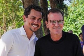 O vereador Salvino Oliveira convenceu o prefeito Eduardo Paes que é melhor ele continuar na Câmara e não vai mais reassumir a Secretaria da Juventude