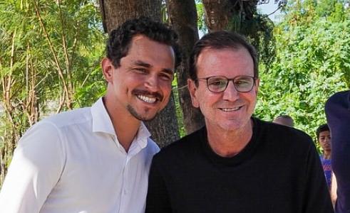 O vereador Salvino Oliveira convenceu o prefeito Eduardo Paes que é melhor ele continuar na Câmara e não vai mais reassumir a Secretaria da Juventude