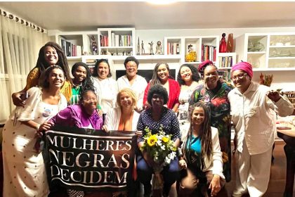 A deputada federal Benedita da Silva, do PT, em reunião com parlamentares e ativistas negras: pré-candidatura ao Senado anunciada