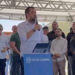 O governador Cláudio Castro discursa na Baixada e ataca o Tribunal de Contas do Estado, por causa de obra suspensa na Baixada: "Eu estou puto com isso, estou irritado com isso"