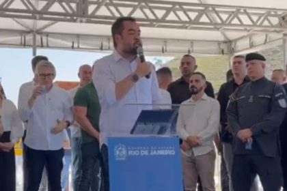 O governador Cláudio Castro discursa na Baixada e ataca o Tribunal de Contas do Estado, por causa de obra suspensa na Baixada: "Eu estou puto com isso, estou irritado com isso"