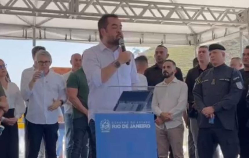 O governador Cláudio Castro discursa na Baixada e ataca o Tribunal de Contas do Estado, por causa de obra suspensa na Baixada: "Eu estou puto com isso, estou irritado com isso"