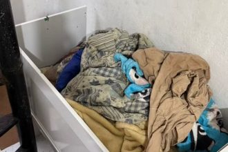 Bebê de 8 meses morre após ser deixado sozinho para mãe ir a baile funk no Rio