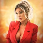 Porto da Pedra anuncia polêmica influencer Andressa Urach como musa para 2026
