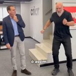 O prefeito Eduardo Paes observa o Pastor Pedrão dançar em vídeo postado nas redes sociais: polêmica entre os evangélicos