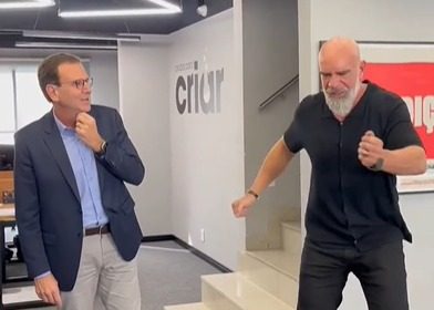 O prefeito Eduardo Paes observa o Pastor Pedrão dançar em vídeo postado nas redes sociais: polêmica entre os evangélicos