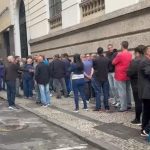 Fila de motoristas de vans na entrada da Câmara do Rio para a audiência pública sobre as mudanças no sistema municipal de Transportes