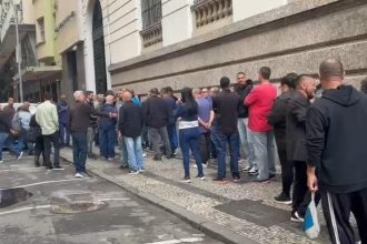 Fila de motoristas de vans na entrada da Câmara do Rio para a audiência pública sobre as mudanças no sistema municipal de Transportes