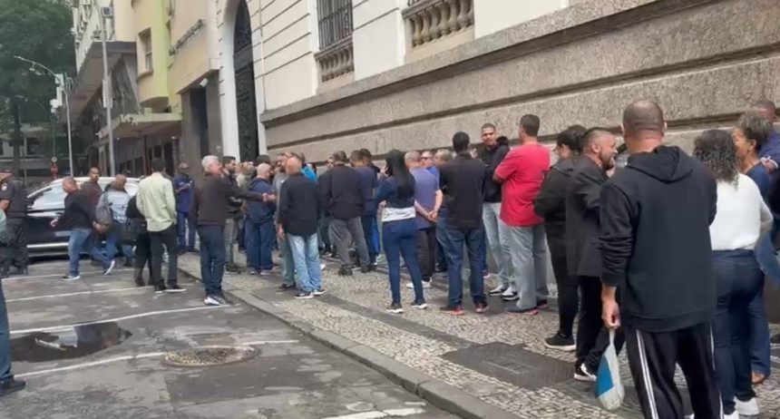 Fila de motoristas de vans na entrada da Câmara do Rio para a audiência pública sobre as mudanças no sistema municipal de Transportes