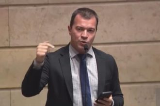 O vereador Rafael Aloísio Freitas aponta, em sessão da Câmara, várias discrepâncias entre o decreto editado pela Prefeitura do Rio na semana passada e o Plano Diretor aprovado pela Câmara e sancionado pelo prefeito Eduardo Paes