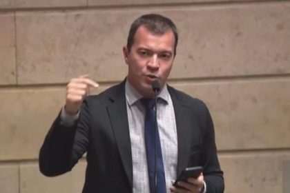 O vereador Rafael Aloísio Freitas aponta, em sessão da Câmara, várias discrepâncias entre o decreto editado pela Prefeitura do Rio na semana passada e o Plano Diretor aprovado pela Câmara e sancionado pelo prefeito Eduardo Paes