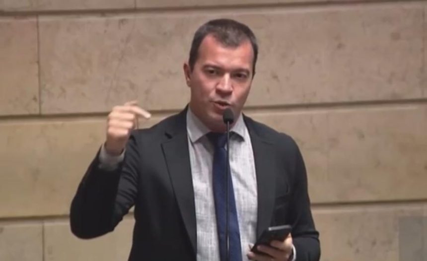 O vereador Rafael Aloísio Freitas aponta, em sessão da Câmara, várias discrepâncias entre o decreto editado pela Prefeitura do Rio na semana passada e o Plano Diretor aprovado pela Câmara e sancionado pelo prefeito Eduardo Paes