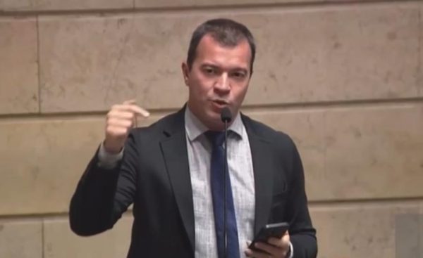 O vereador Rafael Aloísio Freitas aponta, em sessão da Câmara, várias discrepâncias entre o decreto editado pela Prefeitura do Rio na semana passada e o Plano Diretor aprovado pela Câmara e sancionado pelo prefeito Eduardo Paes